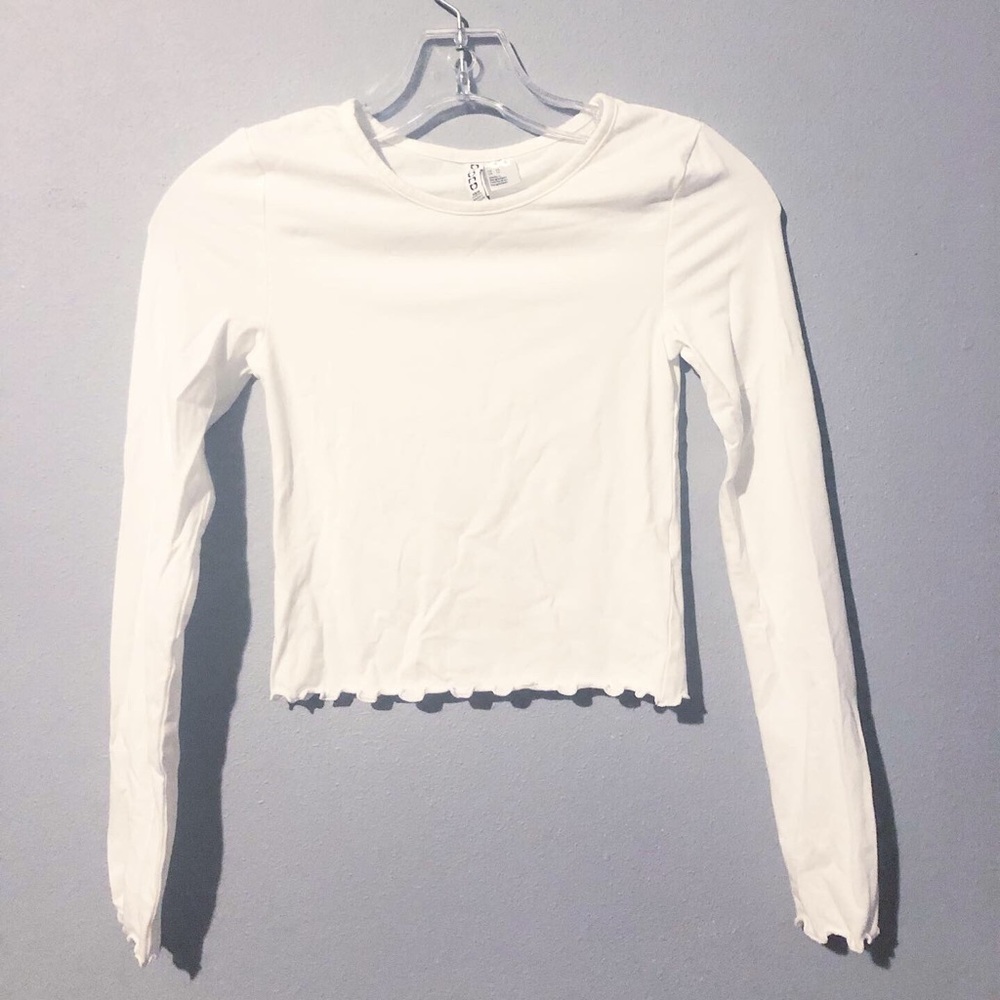 NWOT H&M BASICS LETTUCE HEM CROP TOP